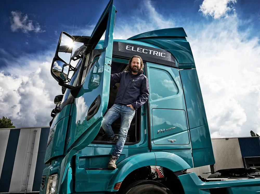 Code 95 Het Nieuwe Rijden: chauffeur bij zijn elektrische vrachtwagen