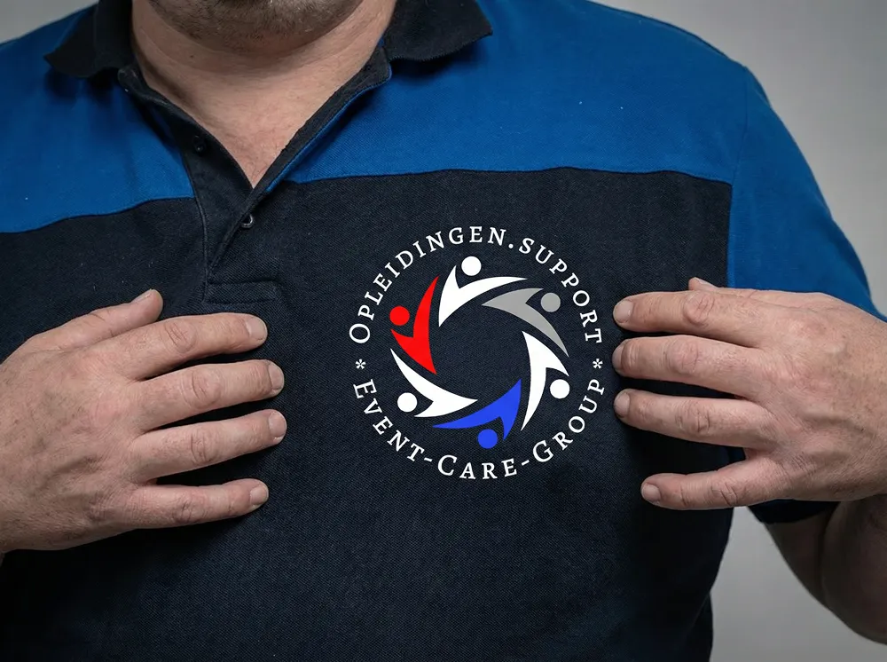 Logo van Opleidingen.support en Event Care Group op de polo van een instructeur
